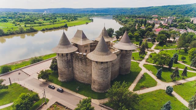 Cetatea Soroca din Moldova vazuta printr-un tur in Moldova raul Nistru si padure